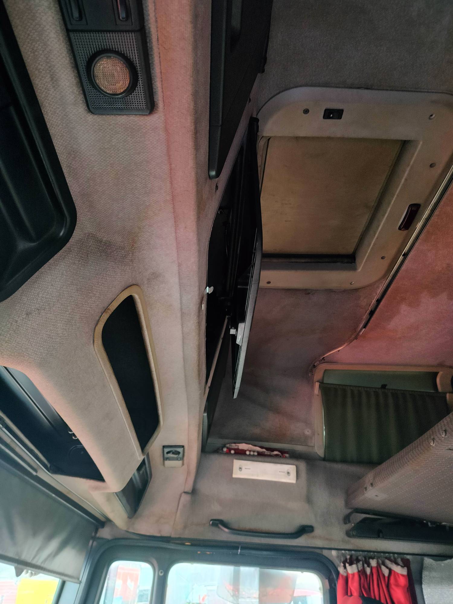 На разборку поступил MAN F2000 2000 г.в. Двигатель D2866LF31 4-х клапанные головки, КПП 16S181 с ретардой, редуктор HY13110 37/12 подвеска рессорная перед, сзади воздух. Кабина высокая, гнилая. Крыша в продаже.